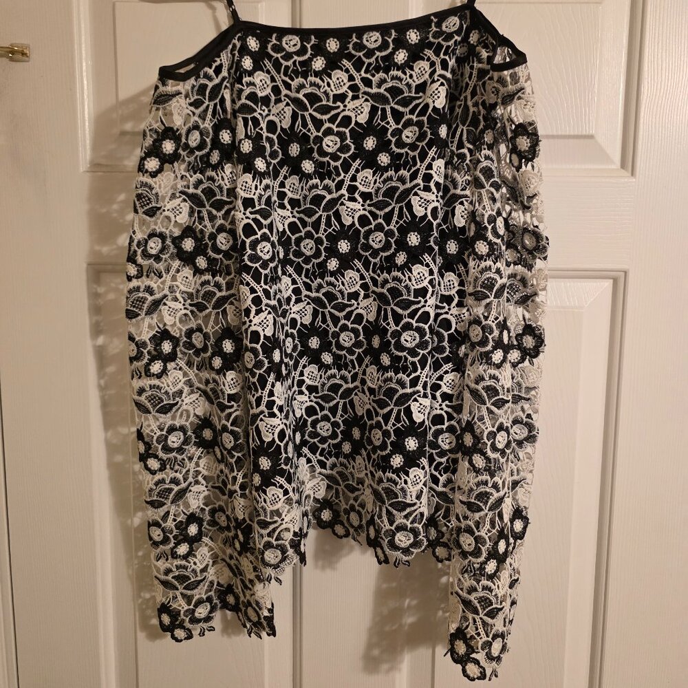 Dolce Cabo Black & White Floral Guipure Lace Off-The-Shoulder Top - Large